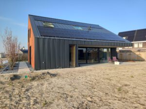 Moderne schuurwoning Emmeloord, felsdak en houten latten, architect Studio Bruce